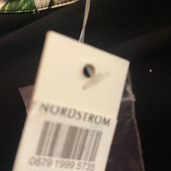 Alice and Olivia
Randa Tied Blouson-Sleeve Button-Front
Blouse - Picture 7 of 9